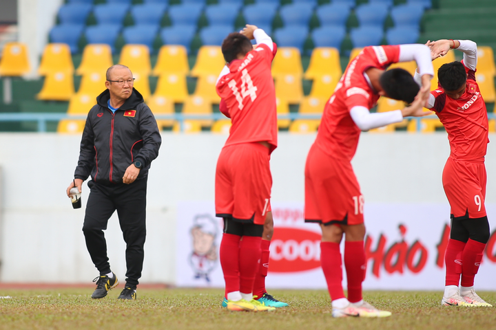 ĐT Việt Nam vs U22 Việt Nam: HLV Park Hang Seo soi kỹ mặt sân - 9
