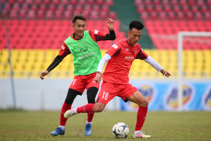 ĐT Việt Nam vs U22 Việt Nam: HLV Park Hang Seo soi kỹ mặt sân - 8
