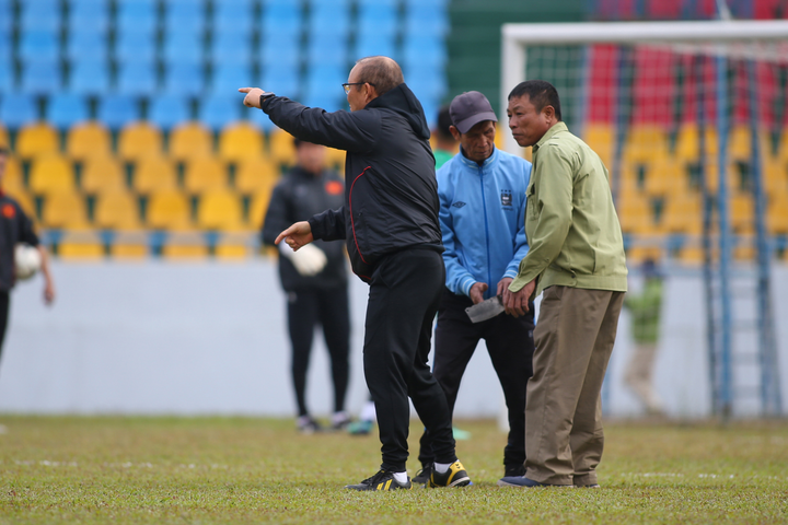 ĐT Việt Nam vs U22 Việt Nam: HLV Park Hang Seo soi kỹ mặt sân - 6