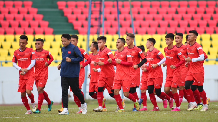 ĐT Việt Nam vs U22 Việt Nam: HLV Park Hang Seo soi kỹ mặt sân - 1