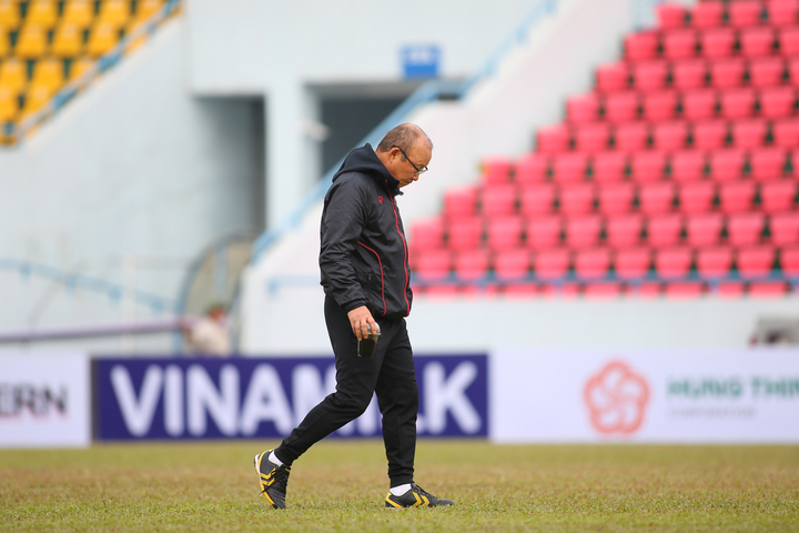 ĐT Việt Nam vs U22 Việt Nam: HLV Park Hang Seo soi kỹ mặt sân - 3