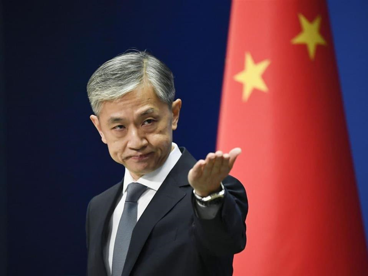 Nhân viên sứ quán Canada đặt áo in hình 'dơi Vũ Hán', Trung Quốc nói bị 'sốc' - 1