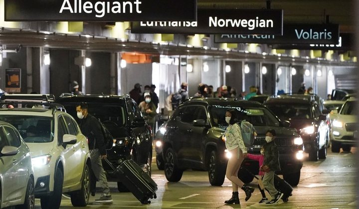 Dân Mỹ đi du lịch Giáng sinh trong đại dịch cùng niềm tin 'Chúa không để tôi ốm' - 2