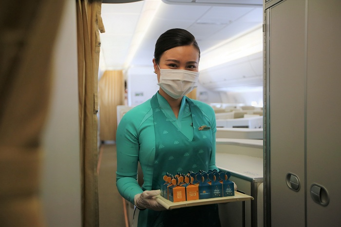 Hành khách Vietnam Airlines bất ngờ nhận quà Giáng sinh trên không - 1