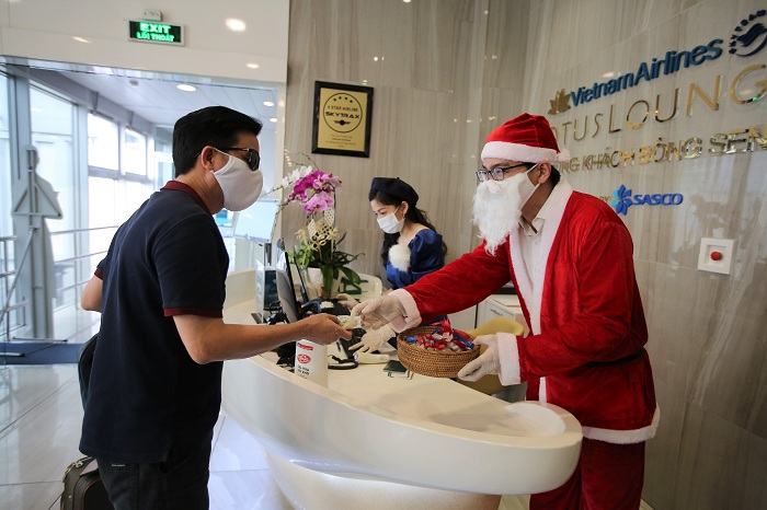 Hành khách Vietnam Airlines bất ngờ nhận quà Giáng sinh trên không - 10