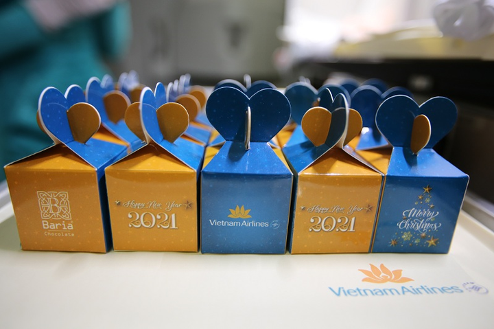 Hành khách Vietnam Airlines bất ngờ nhận quà Giáng sinh trên không - 2