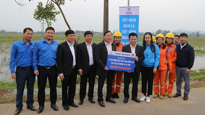 EVNNPC tri ân khách hàng tại vùng lũ Nghệ An, Hà Tĩnh - 4
