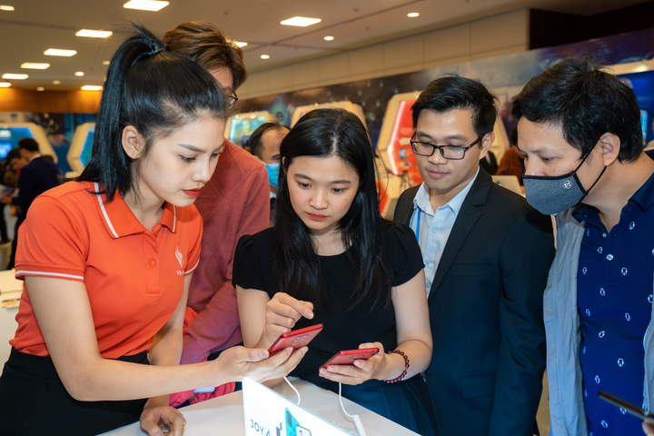 Người dùng háo hức trải nghiệm điện thoại Vsmart 5G 'Make in Vietnam' - 5