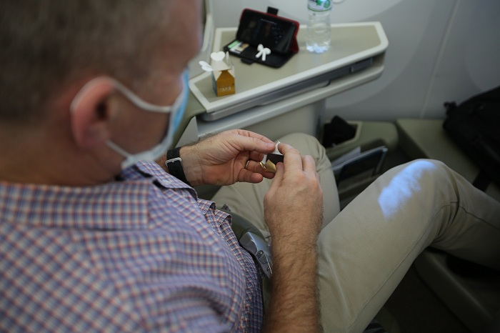 Hành khách Vietnam Airlines bất ngờ nhận quà Giáng sinh trên không - 7