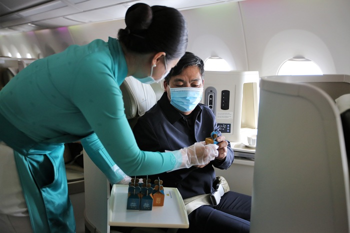Hành khách Vietnam Airlines bất ngờ nhận quà Giáng sinh trên không - 8
