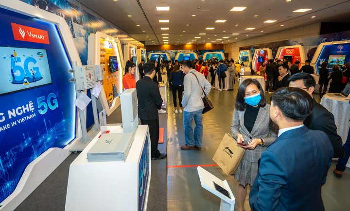 Người dùng háo hức trải nghiệm điện thoại Vsmart 5G 'Make in Vietnam' - 8