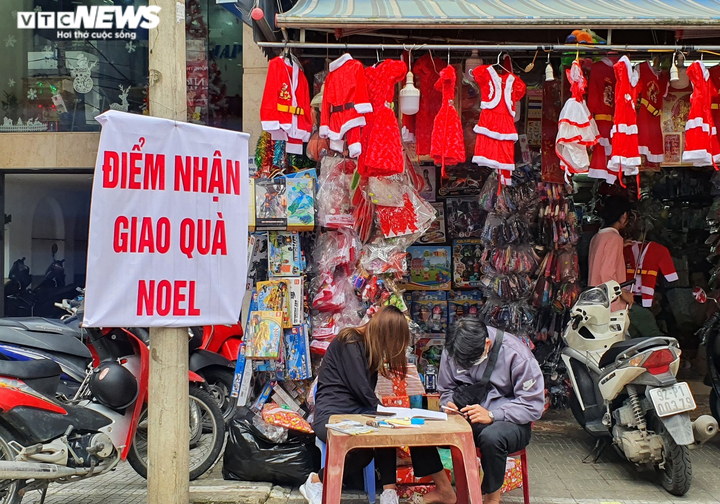 Thị trường mùa Giáng sinh: Hàng phong phú, người mua ít - 2