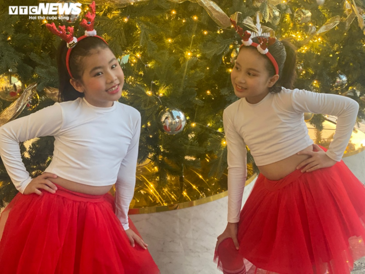 Người dân cả nước náo nức xuống đường đón Noel - 10