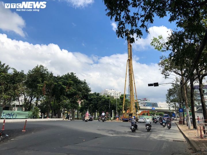 TP.HCM: Đường Nguyễn Hữu Cảnh tôn cao lên hơn 1m, dân lo sợ nước ngập vào nhà - 9