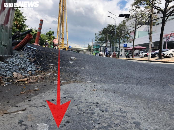 TP.HCM: Đường Nguyễn Hữu Cảnh tôn cao lên hơn 1m, dân lo sợ nước ngập vào nhà - 5