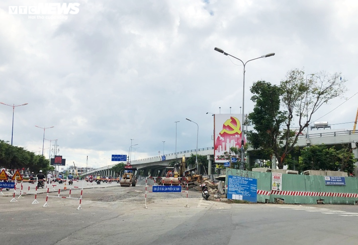 TP.HCM: Đường Nguyễn Hữu Cảnh tôn cao lên hơn 1m, dân lo sợ nước ngập vào nhà - 1