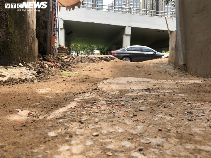 TP.HCM: Đường Nguyễn Hữu Cảnh tôn cao lên hơn 1m, dân lo sợ nước ngập vào nhà - 6