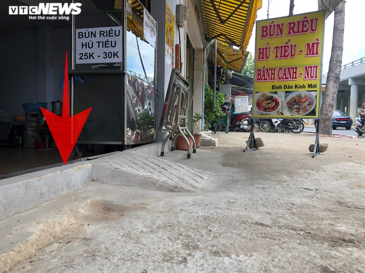 TP.HCM: Đường Nguyễn Hữu Cảnh tôn cao lên hơn 1m, dân lo sợ nước ngập vào nhà - 8