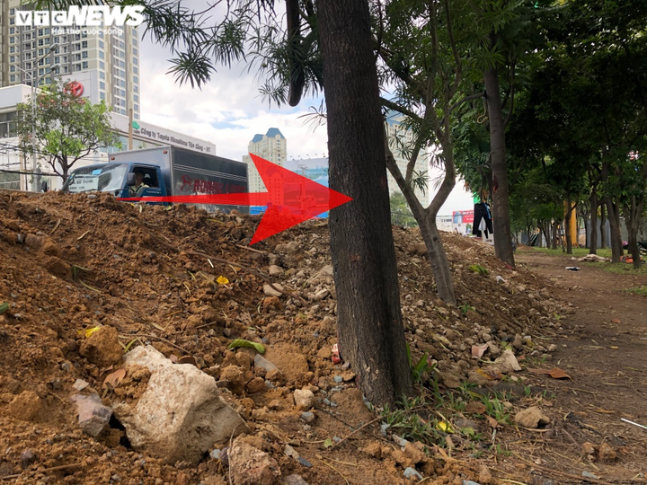 TP.HCM: Đường Nguyễn Hữu Cảnh tôn cao lên hơn 1m, dân lo sợ nước ngập vào nhà - 7