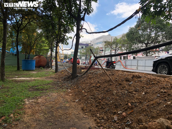 TP.HCM: Đường Nguyễn Hữu Cảnh tôn cao lên hơn 1m, dân lo sợ nước ngập vào nhà - 10