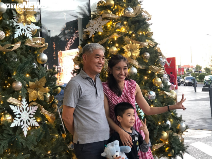 Người dân cả nước náo nức xuống đường đón Noel - 8