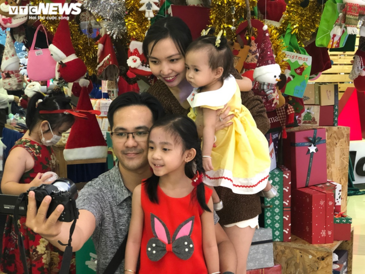 Người dân cả nước náo nức xuống đường đón Noel - 12