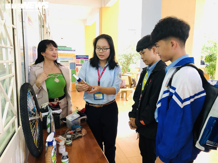 Học sinh biến vỏ hạt điều, lá dã quỳ thành chế phẩm hữu cơ thân thiện môi trường - 2