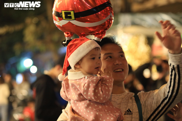 Chùm ảnh: Người Hà Nội chen nhau đón Giáng sinh trong đêm lạnh - 5