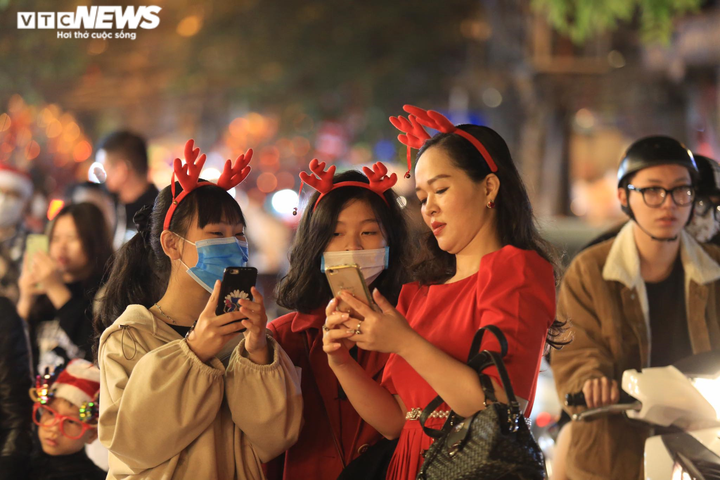 Chùm ảnh: Người Hà Nội chen nhau đón Giáng sinh trong đêm lạnh - 2