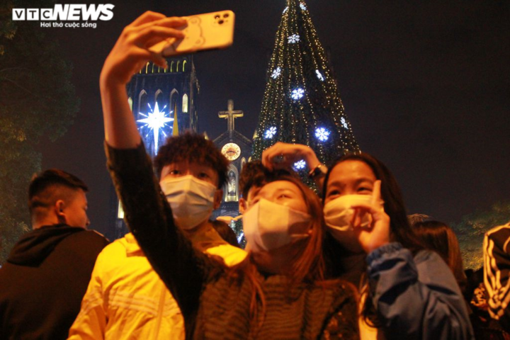 Người dân cả nước náo nức xuống đường đón Noel - 3