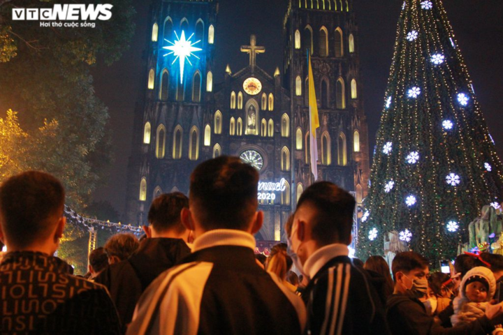 Người dân cả nước náo nức xuống đường đón Noel - 2