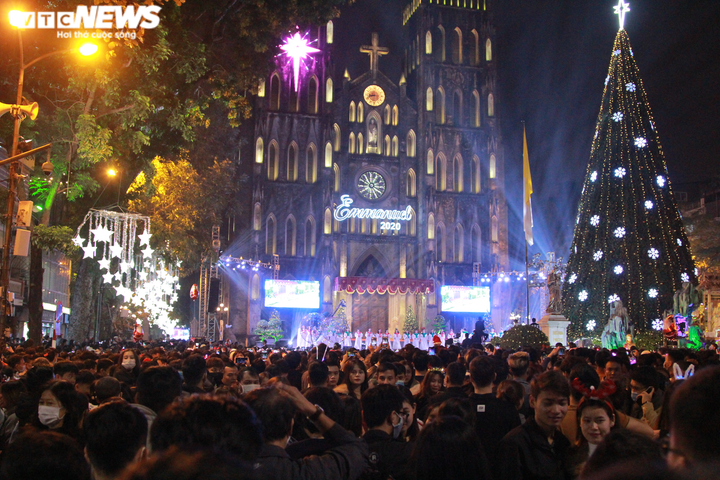 Chùm ảnh: Người Hà Nội chen nhau đón Giáng sinh trong đêm lạnh - 6