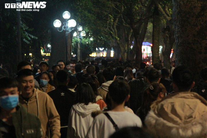 Chùm ảnh: Người Hà Nội chen nhau đón Giáng sinh trong đêm lạnh - 7