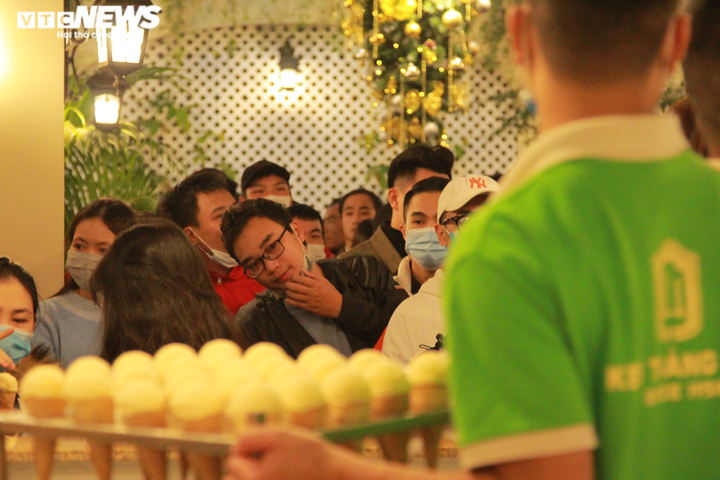 Chùm ảnh: Người Hà Nội chen nhau đón Giáng sinh trong đêm lạnh - 8