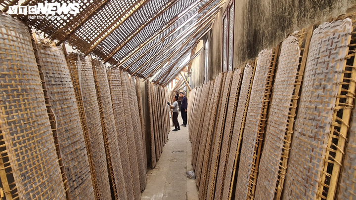 Độc đáo những bức tường cổ xây bằng mảnh chum, tiểu sành ở làng Thổ Hà - 16