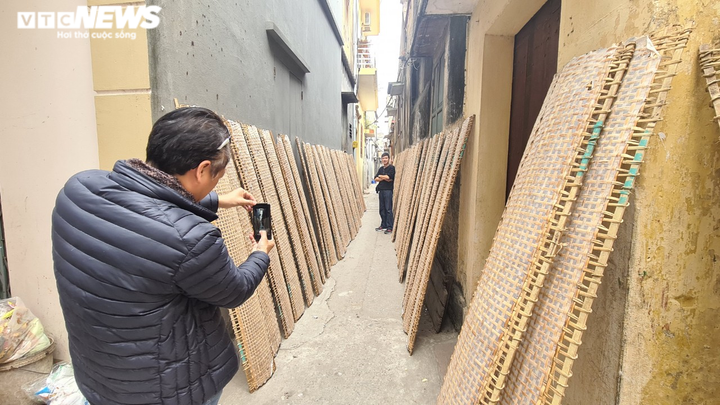 Độc đáo những bức tường cổ xây bằng mảnh chum, tiểu sành ở làng Thổ Hà - 17