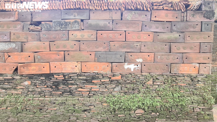 Độc đáo những bức tường cổ xây bằng mảnh chum, tiểu sành ở làng Thổ Hà - 4