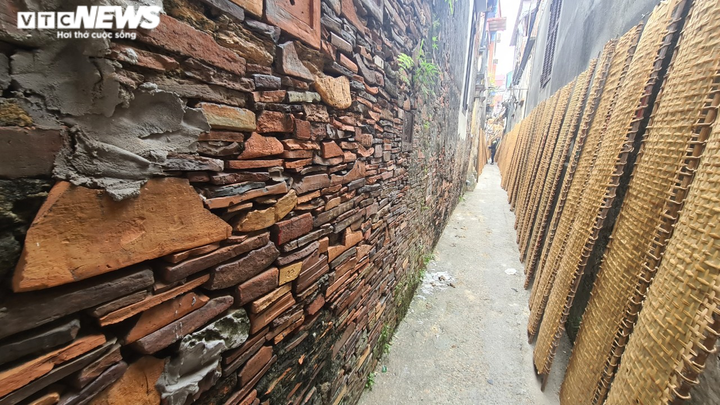 Độc đáo những bức tường cổ xây bằng mảnh chum, tiểu sành ở làng Thổ Hà - 5