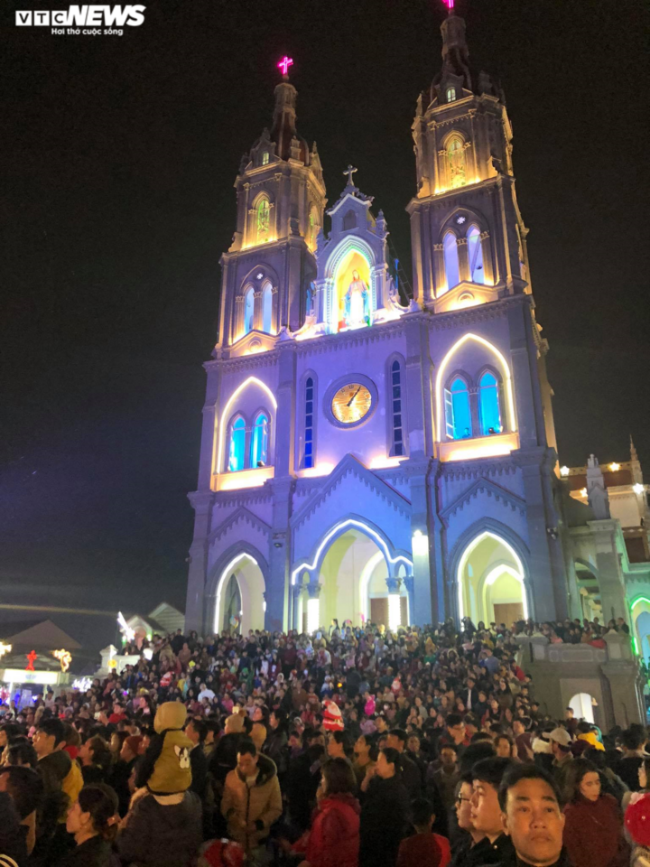 Người dân cả nước náo nức xuống đường đón Noel - 15