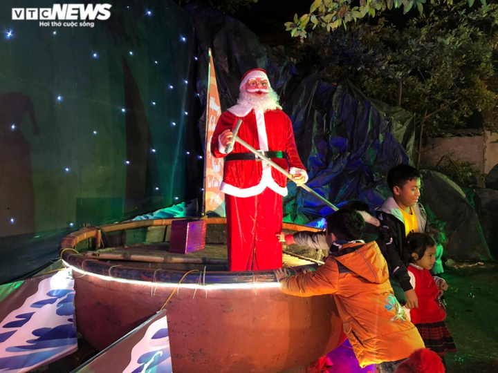 Người dân cả nước náo nức xuống đường đón Noel - 17