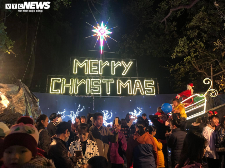 Người dân cả nước náo nức xuống đường đón Noel - 16