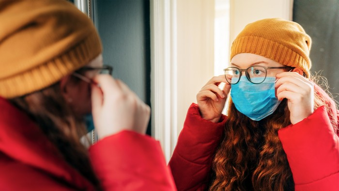 7 mẹo hay giúp bạn không bị mờ kính khi đeo khẩu trang - 1