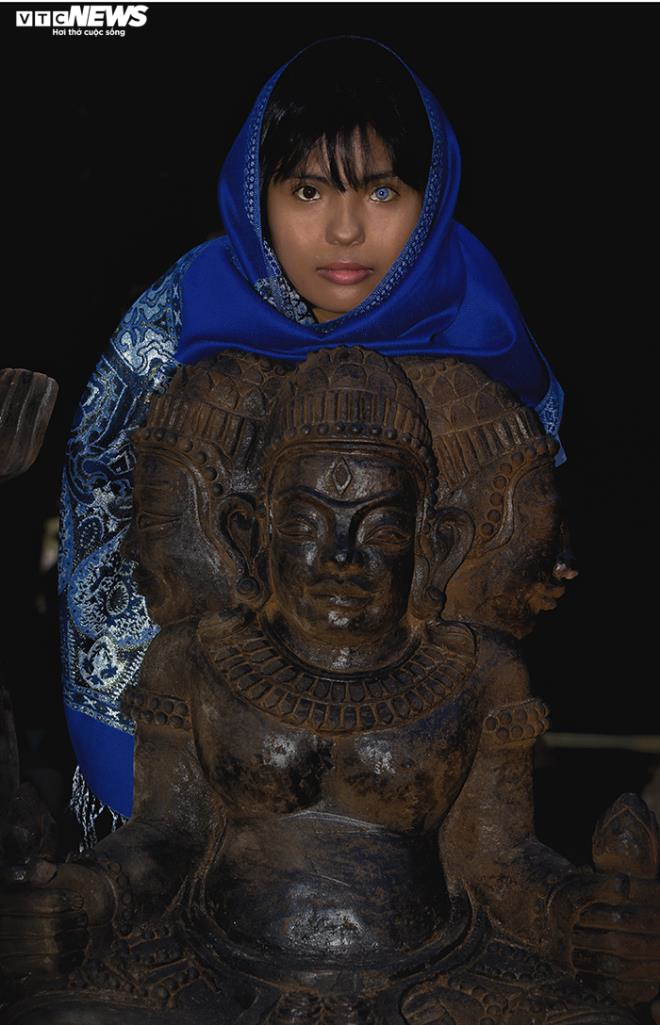 Ảnh: Đôi mắt hai màu kỳ lạ của cô gái người Chăm ở Ninh Thuận - 3