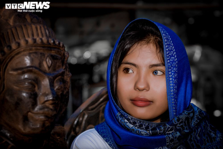 Ảnh: Đôi mắt hai màu kỳ lạ của cô gái người Chăm ở Ninh Thuận - 2