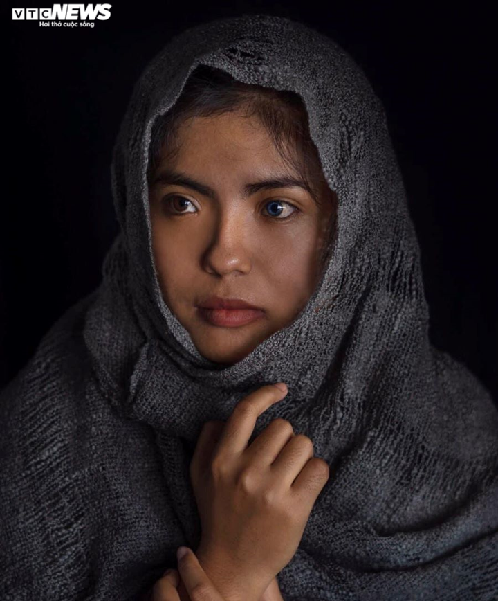 Ảnh: Đôi mắt hai màu kỳ lạ của cô gái người Chăm ở Ninh Thuận - 5