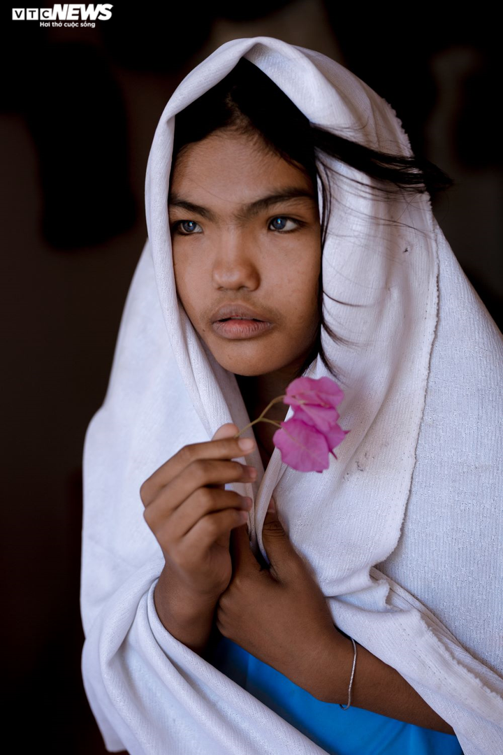 Ảnh: Đôi mắt hai màu kỳ lạ của cô gái người Chăm ở Ninh Thuận - 9