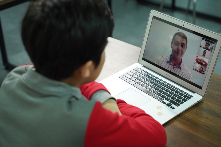 Học sinh Việt học trực tuyến sẽ được cấp bằng phổ thông Mỹ - 1