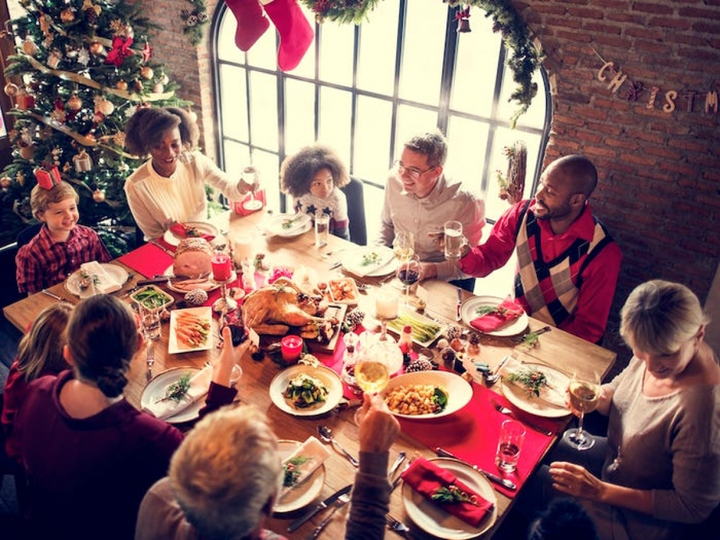 Mẹo ghi điểm khi ra mắt gia đình bạn trai dịp Tết Dương lịch - 1