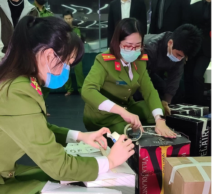 Thu giữ nhiều rượu ngoại, bình khí cười trong bar trên du thuyền ở Đà Nẵng - 1