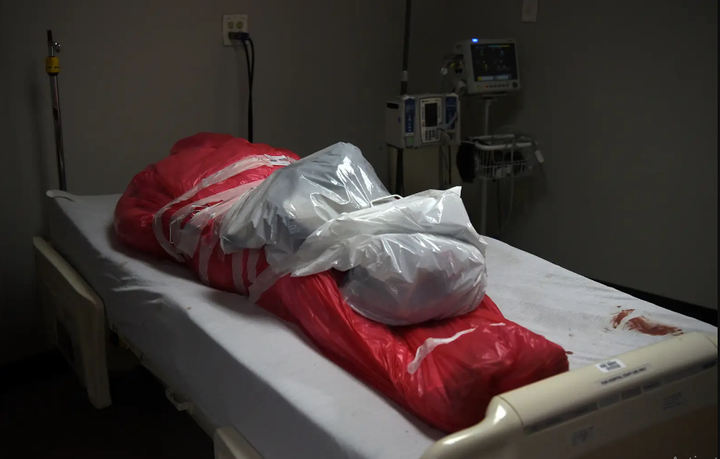 Ảnh bé trai Việt Nam đeo tấm chắn giọt bắn lọt top ảnh quyền lực nhất năm 2020 - 9